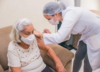 Primeira idosa vacinada contra à covid não morreu em consequência da doença