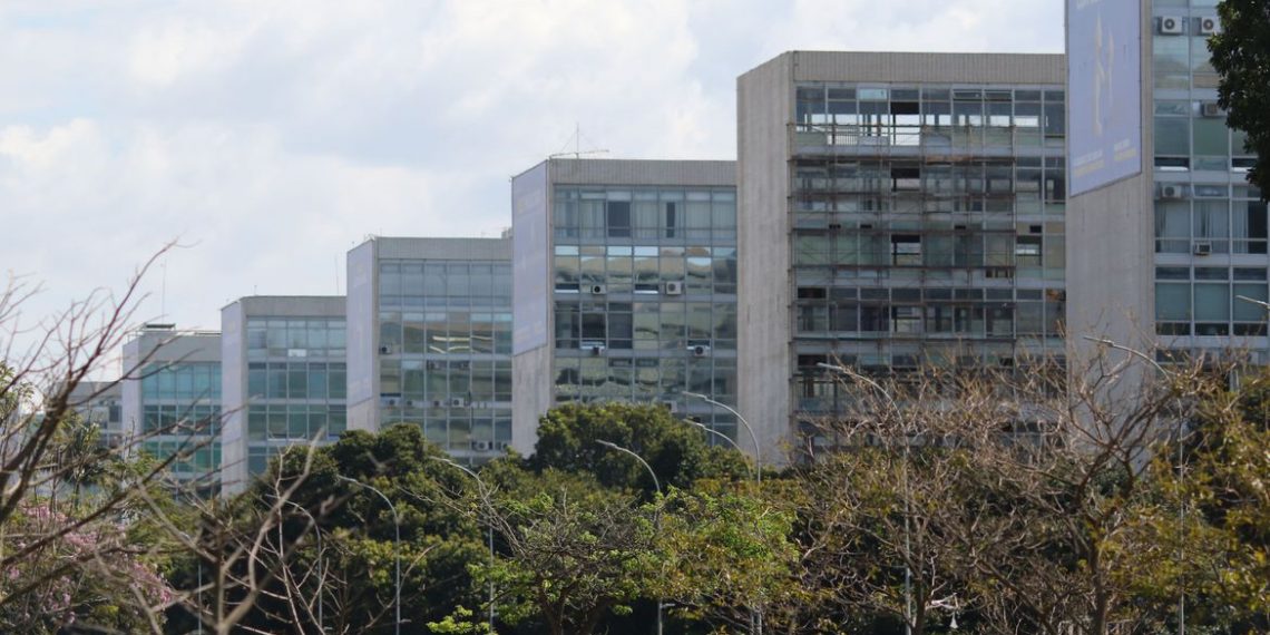 Servidores federais fazem atos em Brasília por reajuste salarial