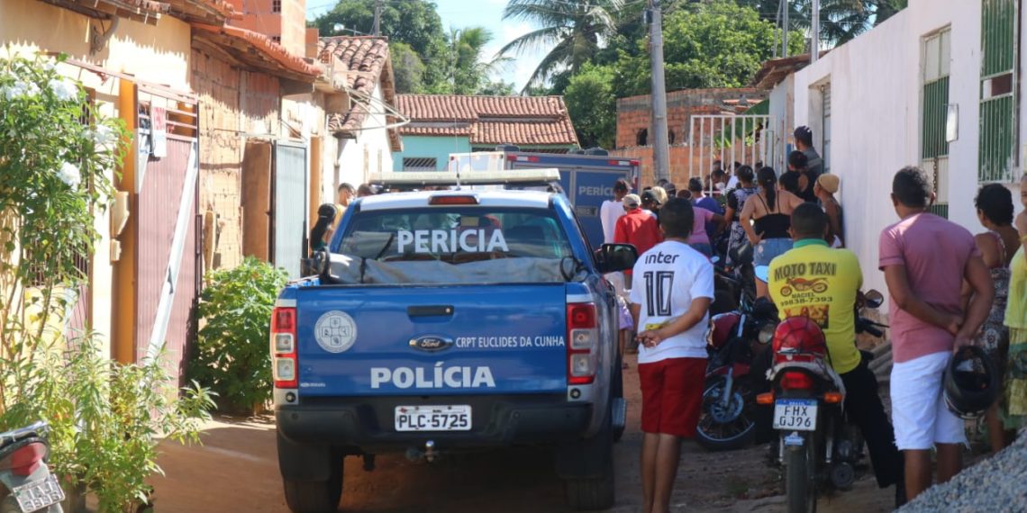 Mulher é encontrada morta dentro de casa. A suspeita que o ex tenha cometido o crime