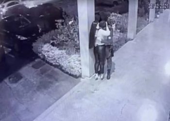 DF – Fardados, PMs são flagrados em momentos de intimidade com mulheres; Veja vídeo