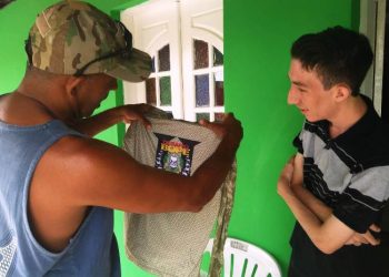 Jovem que sonha ser PM recebe visita de policial do BOPE