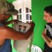 Jovem que sonha ser PM recebe visita de policial do BOPE