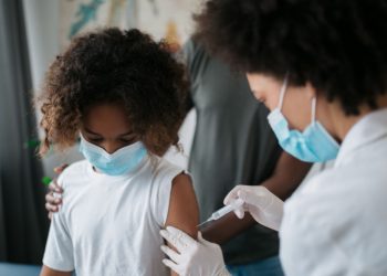 Covid mata quatro vezes mais crianças de 0 a 4 anos no Brasil que maiores de 5