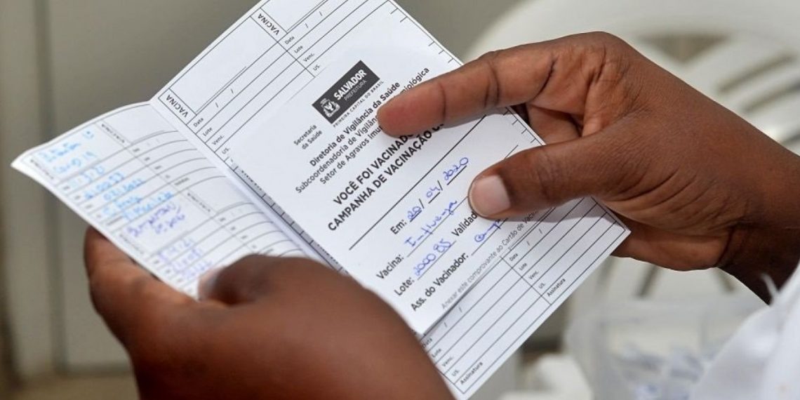 Estudantes com mais de 18 anos terão que apresentar comprovante de vacinação contra Covid-19 nas escolas