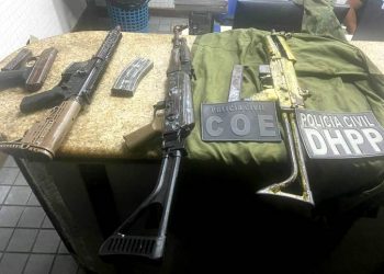 Fuzis, submetralhadora, pistola e drogas são apreendidos em Salvador