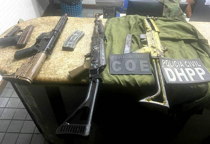 Fuzis, submetralhadora, pistola e drogas são apreendidos em Salvador