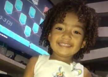 Criança morre com tiro na testa enquanto voltava do mercado com a mãe