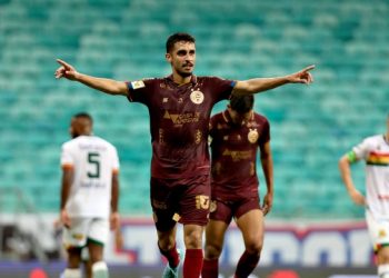 Mesmo depois de ônibus sofrer atentado e jogadores ficarem feridos, Bahia joga bem e vence o Sampaio Corrêa