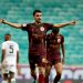 Mesmo depois de ônibus sofrer atentado e jogadores ficarem feridos, Bahia joga bem e vence o Sampaio Corrêa