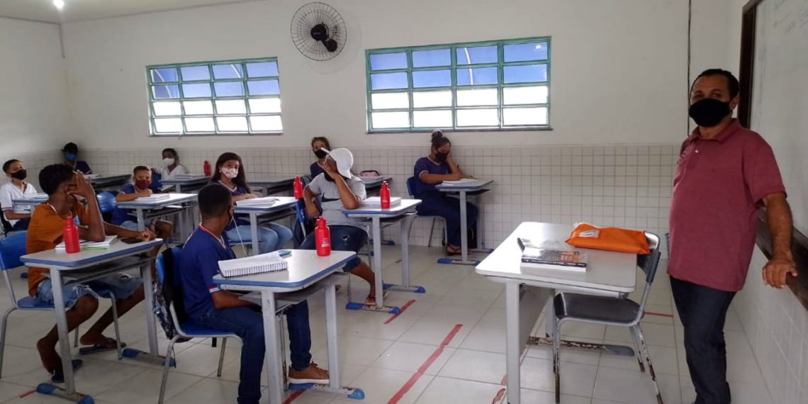Estudantes do interior da Bahia celebram o início do ano letivo com aulas 100% presenciais