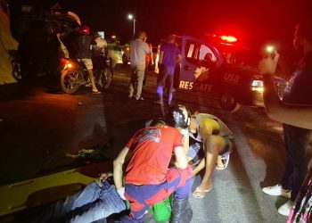 Caminhão carregado de sisal tomba em frente a batedeira na BA 120