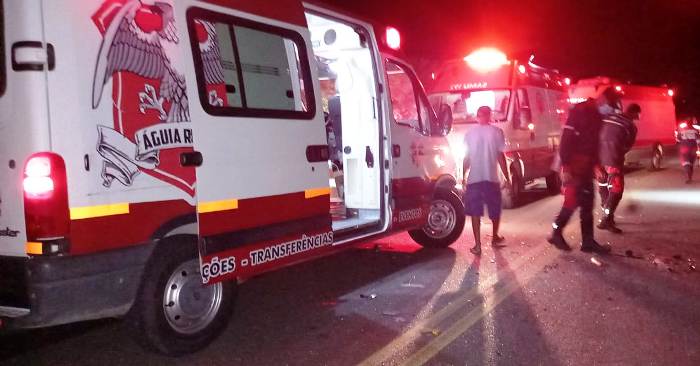 Colisão frontal envolvendo carros de passeio deixa dois feridos com gravidade na BA 409