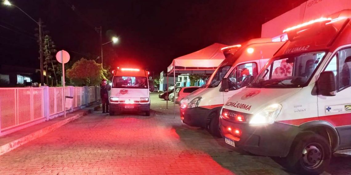 Colisão frontal envolvendo carros de passeio deixa dois feridos com gravidade na BA 409