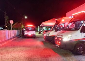 Colisão frontal envolvendo carros de passeio deixa dois feridos com gravidade na BA 409