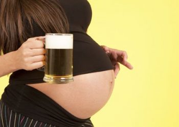 Consumo de álcool na gestação traz riscos para bebê, afirma médica