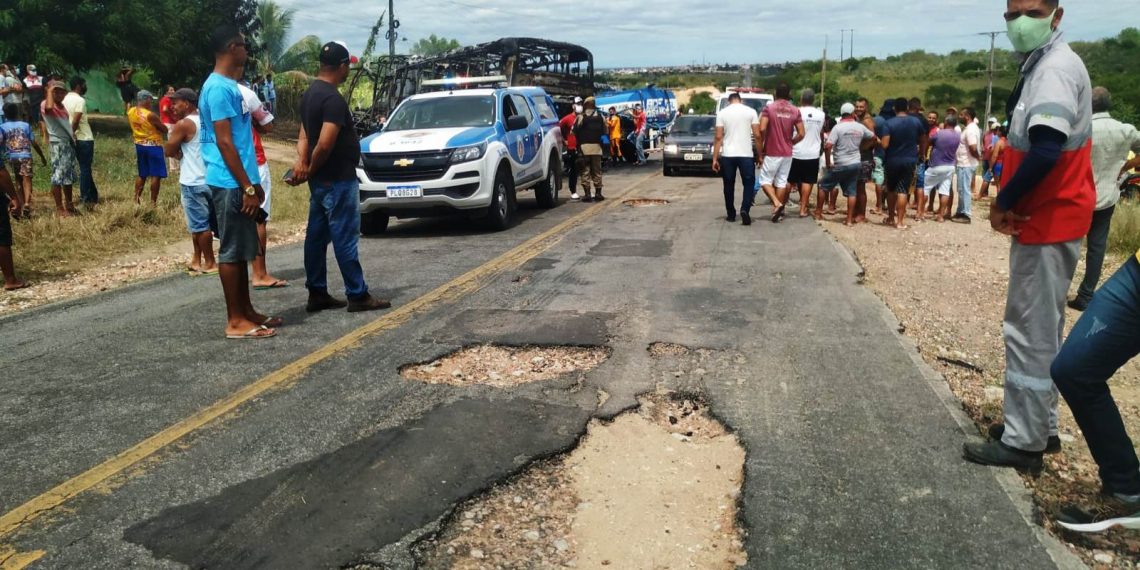 Acidente na BA 120 envolvendo os ônibus da São Matheus pode ter sido provocado por buracos na pista