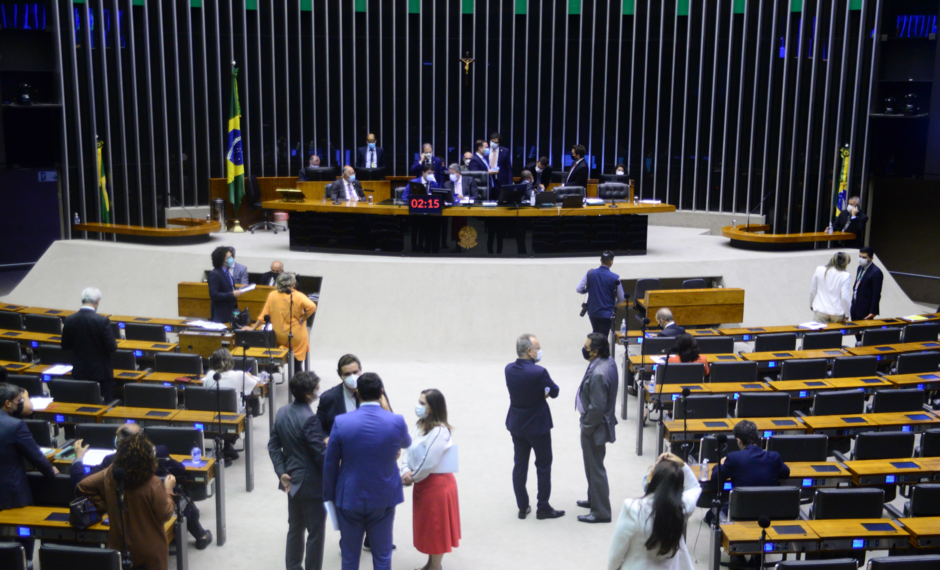 Veja como votaram deputados baianos na PL que muda registro de agrotóxicos