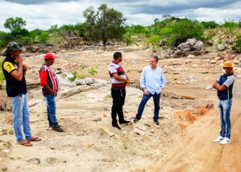 Deputado Alex da Piatã visita Canudos e conhece problemas por falta d’água, energia e passagem de veículos em rio