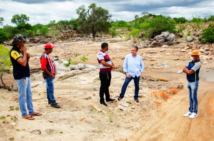 Deputado Alex da Piatã visita Canudos e conhece problemas por falta d’água, energia e passagem de veículos em rio