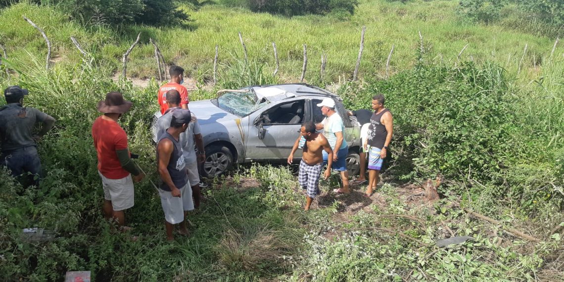 Motorista fica ferido após carro capotar ao sair da pista da BA 409