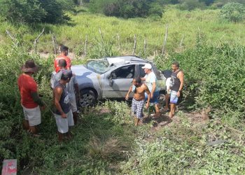 Motorista fica ferido após carro capotar ao sair da pista da BA 409