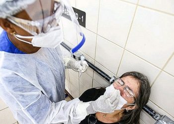 Testes positivos de covid-19 na Bahia têm queda de 34%