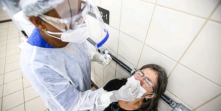 Testes positivos de covid-19 na Bahia têm queda de 34%