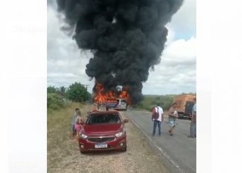 Dois ônibus da São Matheus batem de frente na BA 120 e um deles pega fogo