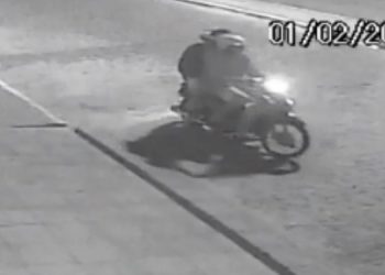 Polícia Civil divulga imagem do momento que dupla segue estudante para tomar moto
