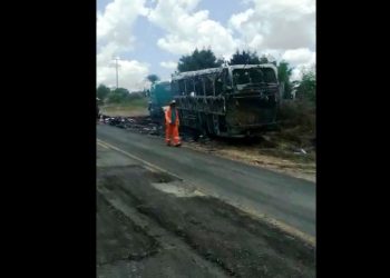 BA 120 – Operação tapa buraco acontece ao mesmo tempo que carcaças de ônibus são removidas