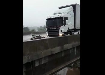 Cidadão filma ponte com grande volume de água pra chamar atenção para o risco e flagra acidente