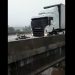 Cidadão filma ponte com grande volume de água pra chamar atenção para o risco e flagra acidente