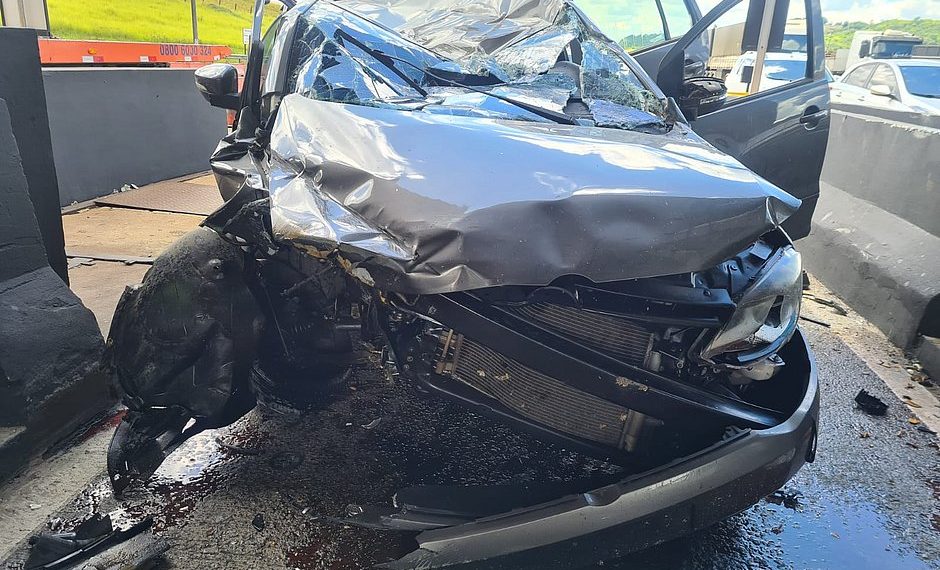 Motorista bate carro em pedágio na BR-324 e é preso com R$ 7,5 mil na cueca