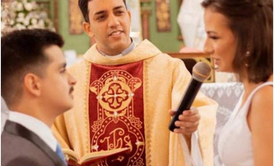 RJ – Petrópolis: padre que celebrou casamento de casal realiza velórios de ambos, um ano depois