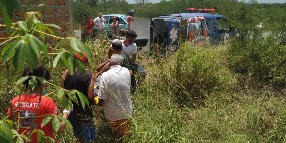Homem cai de uma altura de 3 metros quando trabalhava em telhado de uma casa