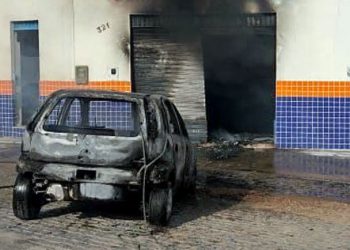 Carro é destruído por incêndio dentro de oficina