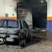 Carro é destruído por incêndio dentro de oficina