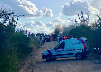 Carro pega fogo em estrada vicinal e Bombeiro Civil impede que alastrasse pela vegetação