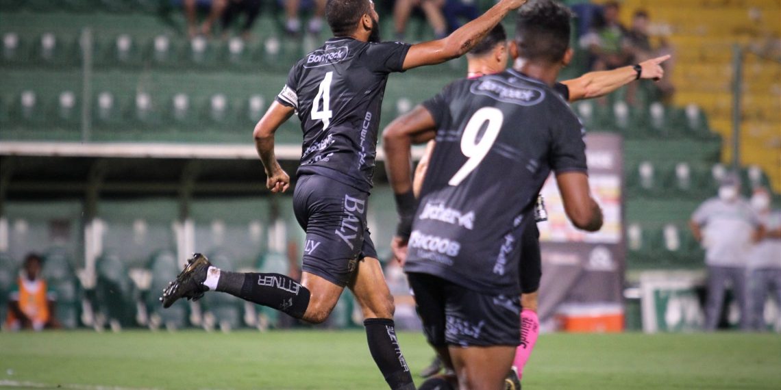 Wallace marca seu primeiro gol jogando pelo Brusque em vitória de virada sobre a Chape