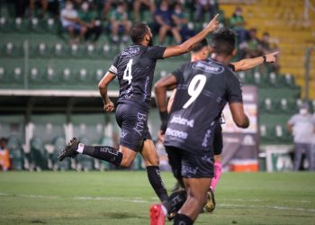 Wallace marca seu primeiro gol jogando pelo Brusque em vitória de virada sobre a Chape