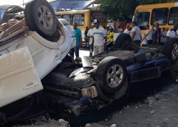 Dois carros caem do 4º andar de edifício garagem, em Salvador, e deixa uma pessoa ferida