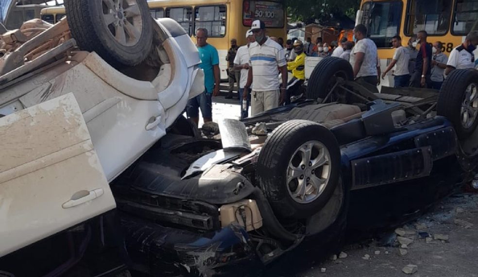Dois carros caem do 4º andar de edifício garagem, em Salvador, e deixa uma pessoa ferida