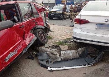 Feira – Batida entre dois veículos deixa uma pessoa morta e outra ferida no cruzamento do centro da cidade