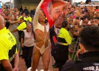Bolsonaro aciona TSE contra Lollapalooza e Pabllo Vittar após manifestação pró-Lula
