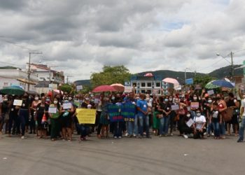 Professores de Itiúba realizam nova manifestação cobrando reajuste salarial de 33,24%