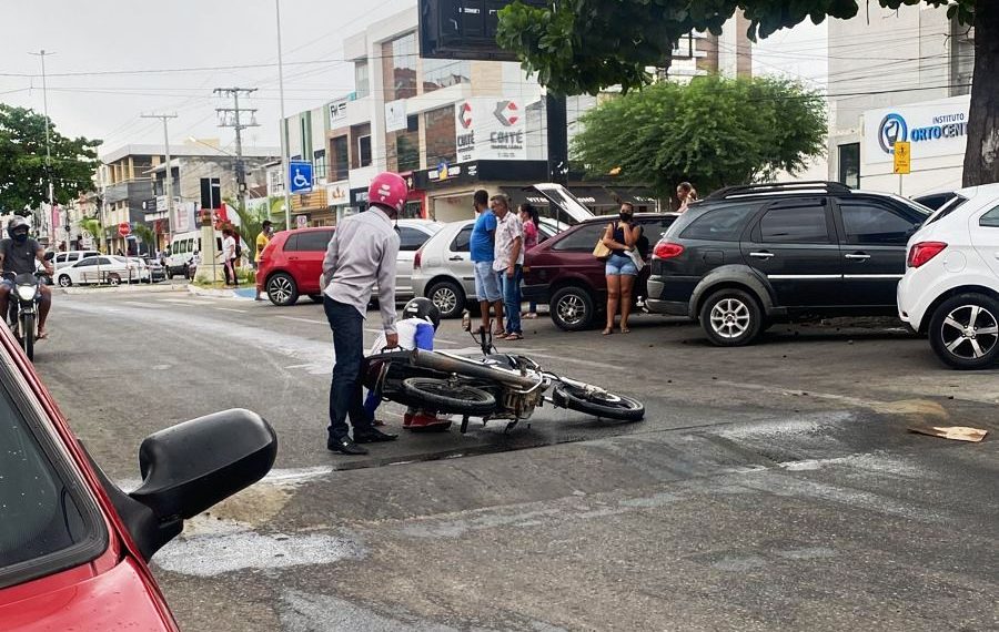 Derramamento de óleo provoca vários acidentes no centro de Coité