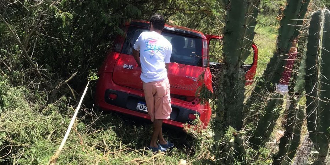 Acidente envolvendo carro e moto deixa idoso gravemente ferido na BA 120
