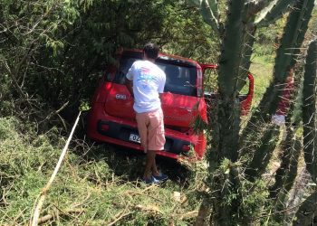 Acidente envolvendo carro e moto deixa idoso gravemente ferido na BA 120