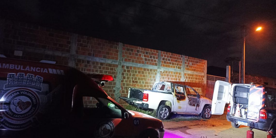 Caminhonete Amarok é parcialmente destruída pelo fogo em Riachão do Jacuípe