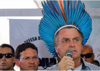 Bolsonaro é condecorado com medalha do mérito indigenista e revolta ativistas